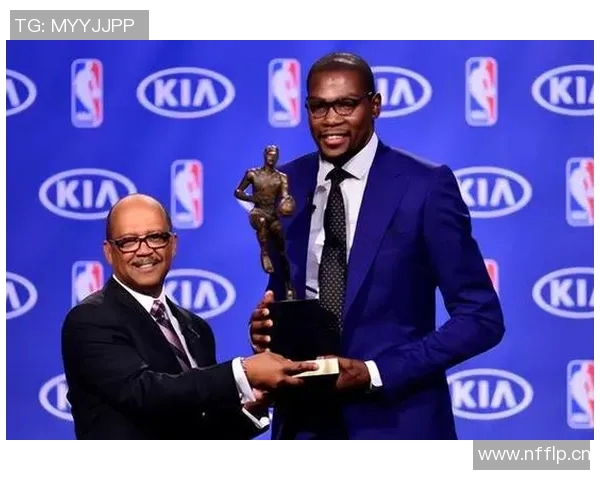 亚历山大制造杜兰特犯规象征新老球员交接的时代变迁